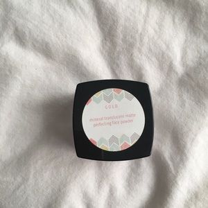 Matte translucent mineral powder